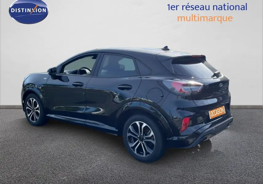 Vue 3/4 arrière droite d'un Ford Puma noir Agate Métal 2023 avec jantes alliage et feux LED.