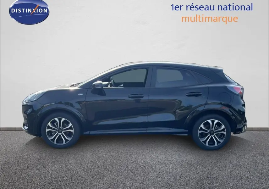 Ford Puma 2023 noir agate métal, vue profil côté gauche, jantes alliage bicolores et lignes fluides.