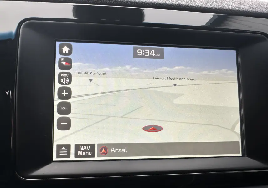 Écran de navigation GPS du Kia Niro hybride rechargeable 2020 affichant la carte et l'heure 9h34.