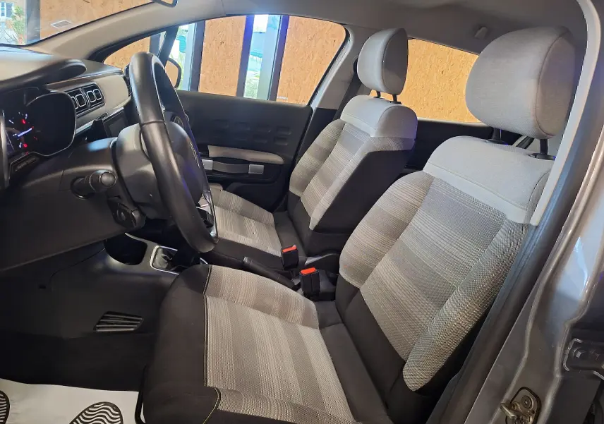 Intérieur de la Citroën C3 1.5 BlueHDi 100 Shine 2019, vue côté conducteur, sièges tissu gris Mica Grey et volant cuir.