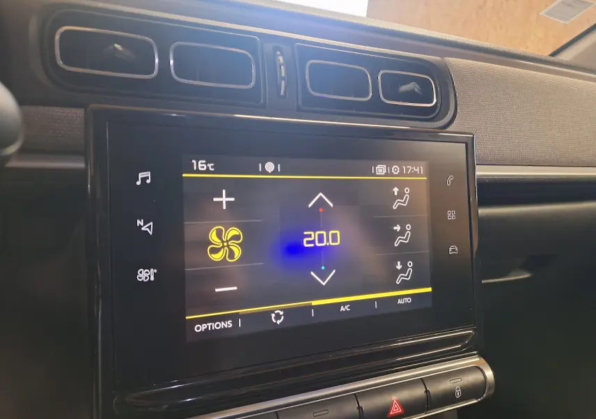 Écran tactile central affichant la climatisation à 20°C sur le tableau de bord gris de la Citroën C3 2019.