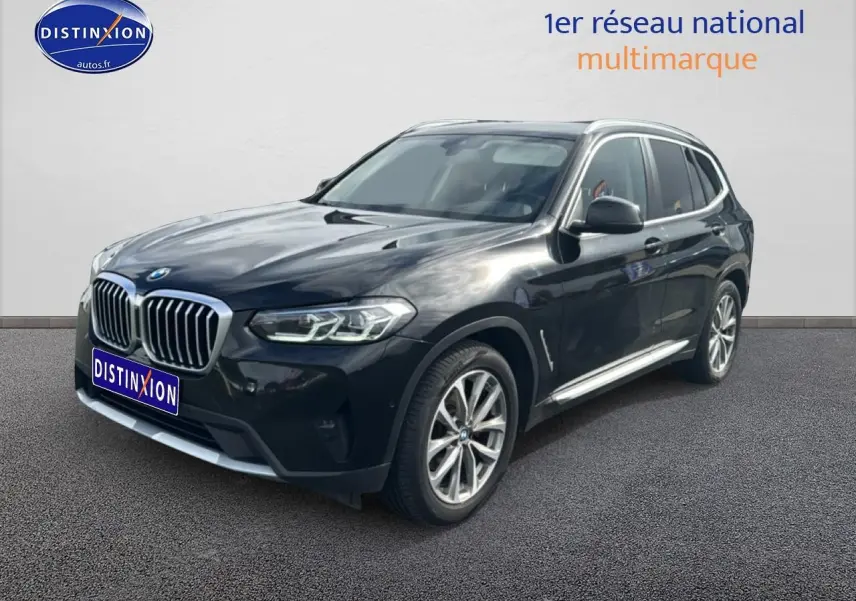 BMW X3 noir en 3/4 avant droit, mettant en valeur sa calandre imposante et ses jantes alu 19 pouces.