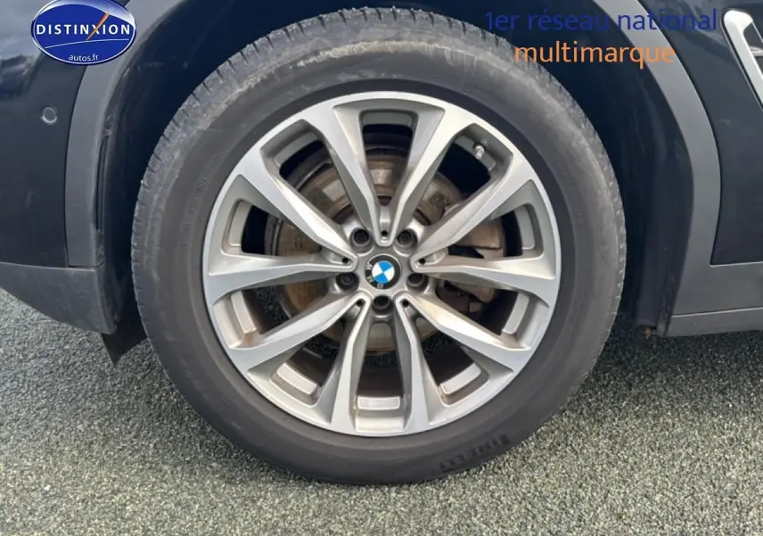 Gros plan sur la roue avant droite avec jante alu 19 pouces du BMW X3 noir (g01) xdrive20d 2024.