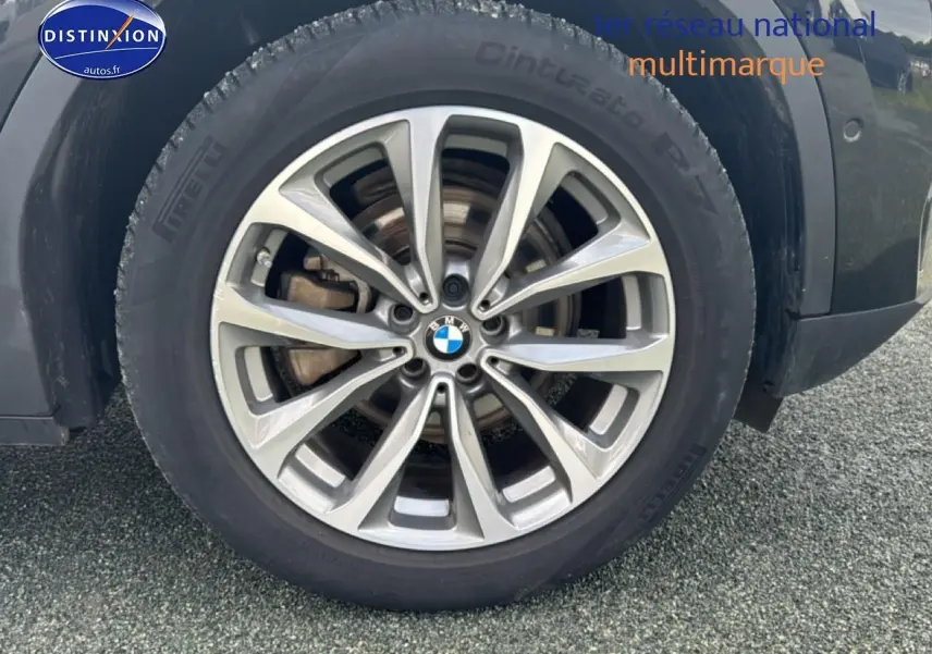 Gros plan sur la jante alu 19 pouces côté avant droit du BMW X3 noir (g01) xdrive20d 190 business design 2024.