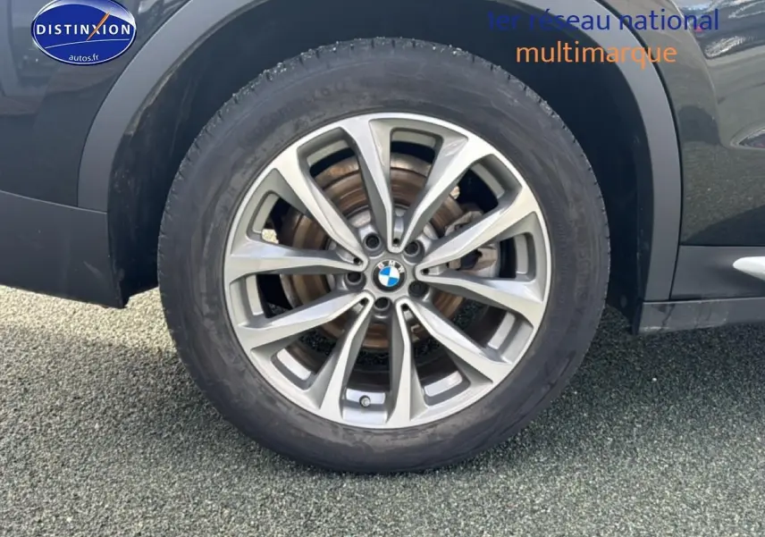 Gros plan sur la jante alu 19 pouces du BMW X3 noir (g01) xdrive20d 2024 côté arrière droit.