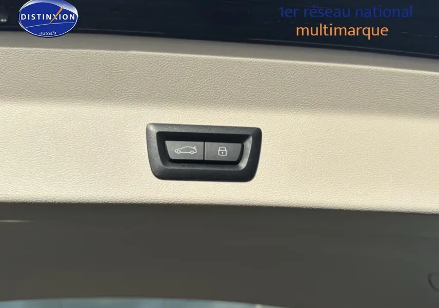Gros plan sur le bouton d'ouverture de coffre intérieur du BMW X3 noir (g01) xdrive20d 2024.
