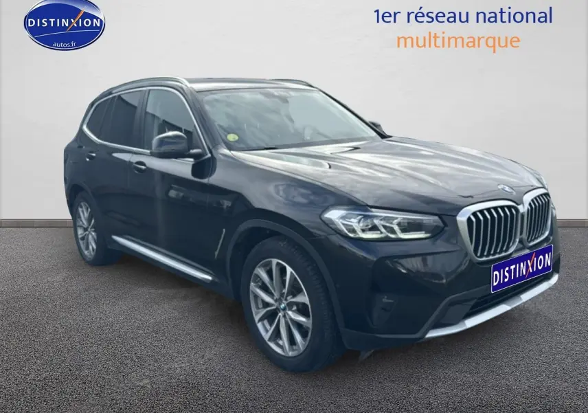 BMW X3 noir en vue 3/4 avant droit, mettant en valeur ses phares LED et sa calandre distinctive.