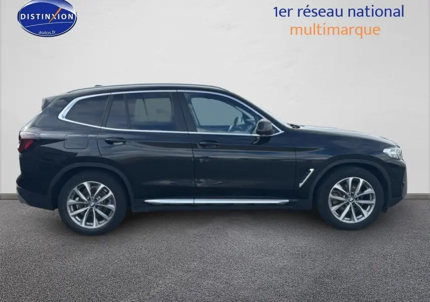 Profil côté gauche du BMW X3 noir 2024 avec jantes alliage et vitres surteintées sur fond neutre.