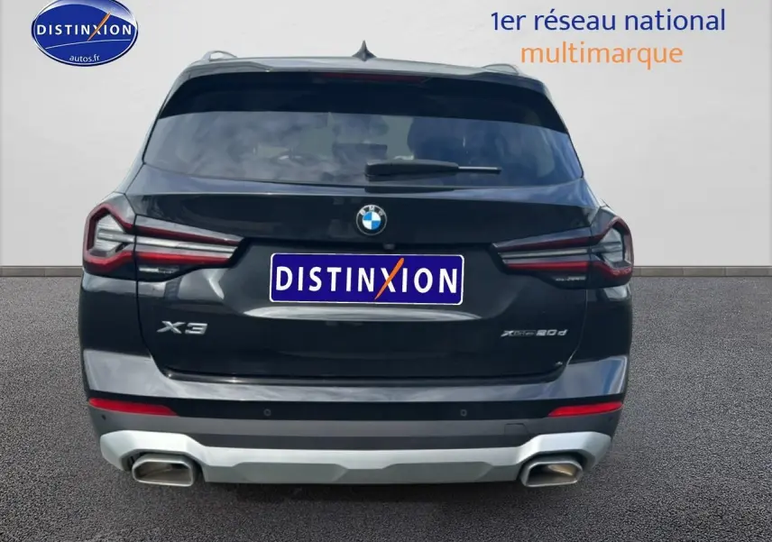 Vue arrière d'un BMW X3 noir 2024 avec double sortie d'échappement et feux arrière LED distinctifs.