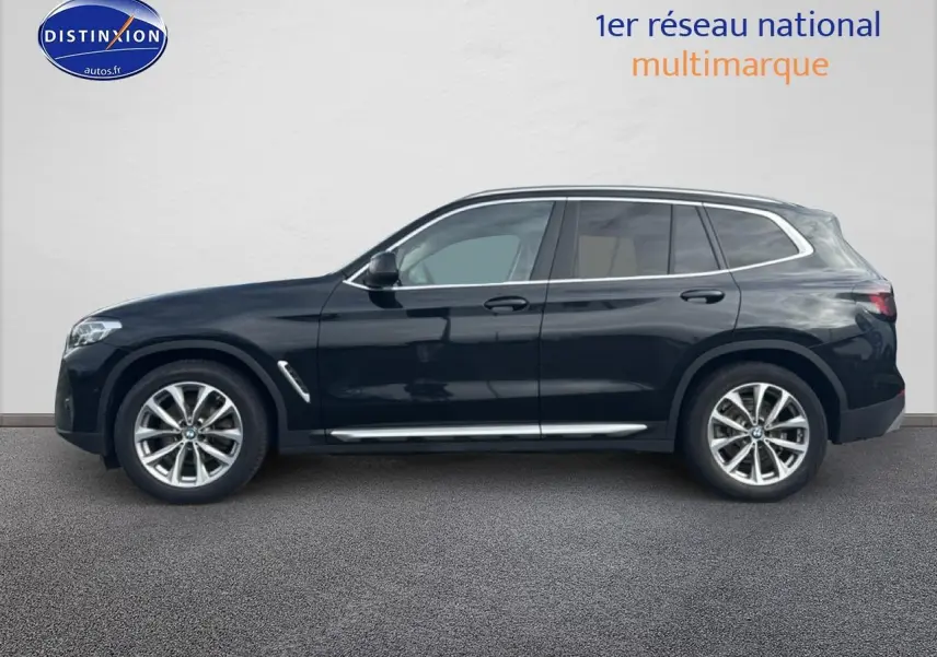 BMW X3 noir vu de profil côté gauche, avec jantes alu et vitres arrière surteintées sur fond neutre.