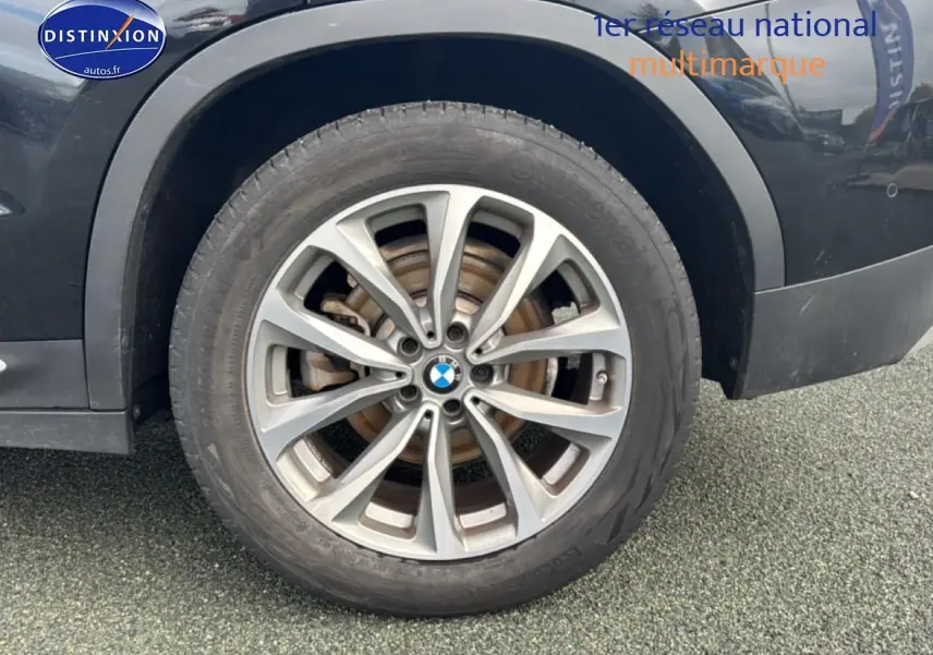 Gros plan sur la roue avant gauche avec jante alu 19 pouces du BMW X3 noir (g01) xdrive20d 2024.