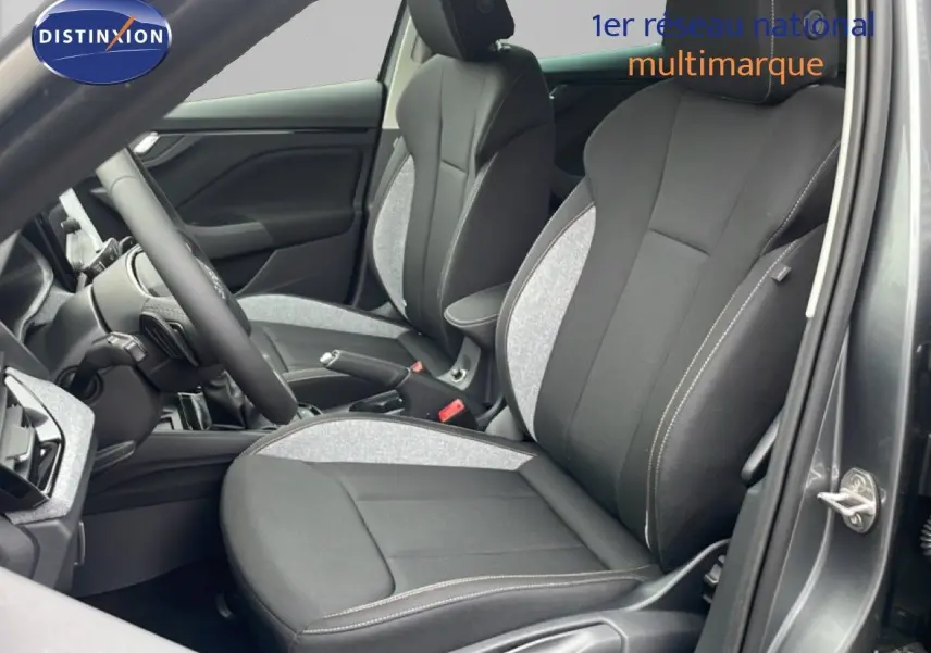 Vue intérieure côté conducteur du Skoda Kamiq gris graphite, sièges tissu noir et gris avec surpiqûres claires.