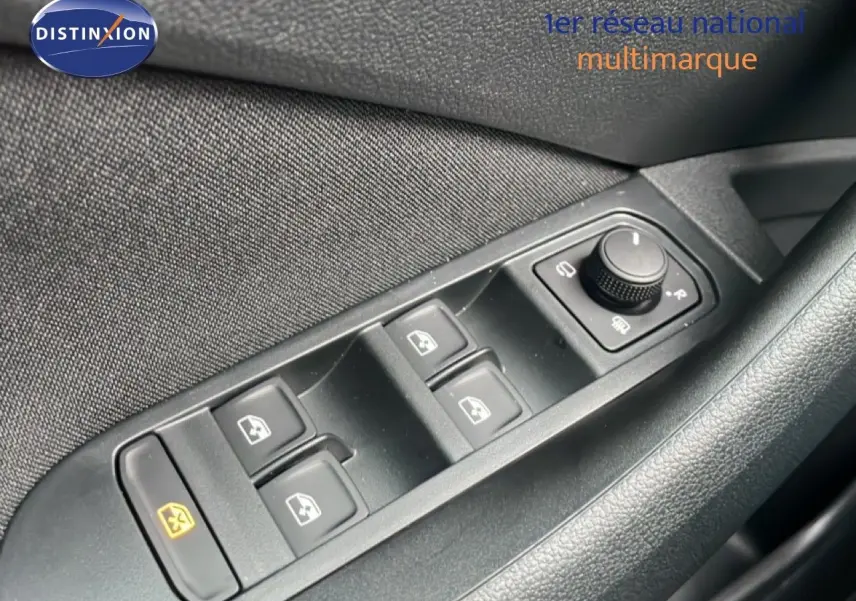 Gros plan sur les commandes des vitres électriques et réglage des rétroviseurs côté conducteur du Skoda Kamiq gris graphite 2025.