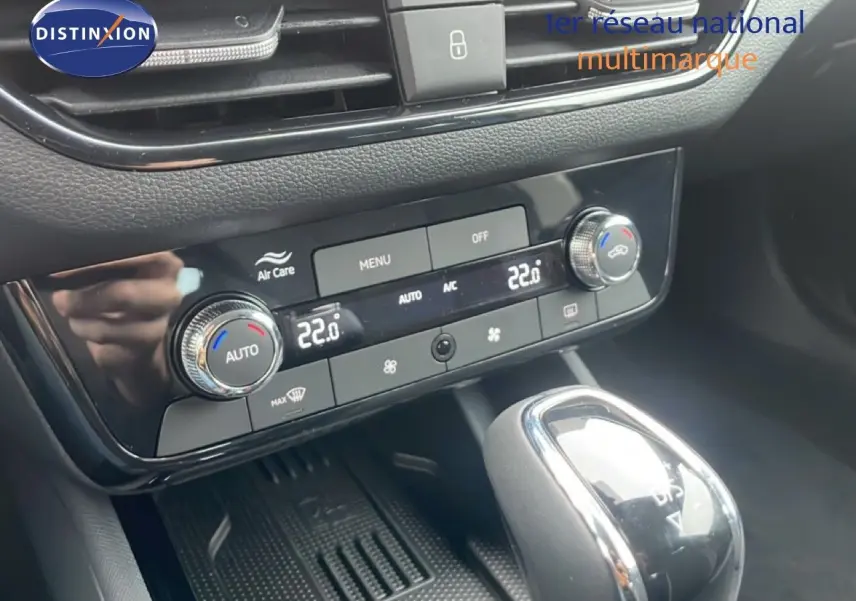 Console centrale de la Skoda Kamiq 2025 avec climatisation automatique et levier de boîte automatique en gros plan.