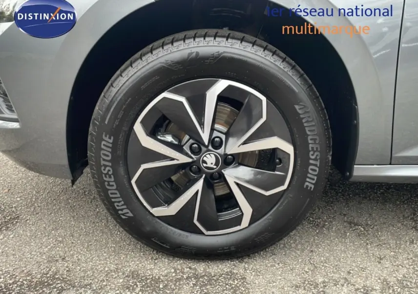 Gros plan sur la jante biton 16 pouces et pneu Bridgestone du côté avant droit d'un Skoda Kamiq gris graphite.