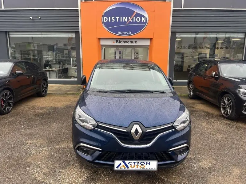 Vue frontale d'un Renault Grand Scenic 2022 en Bleu Cosmos, avec calandre chromée et phares LED visibles.