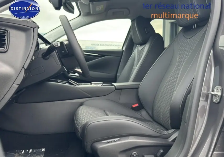 Vue intérieure côté conducteur du DS4 2024 gris platinium, mettant en valeur les sièges en cuir et le volant.