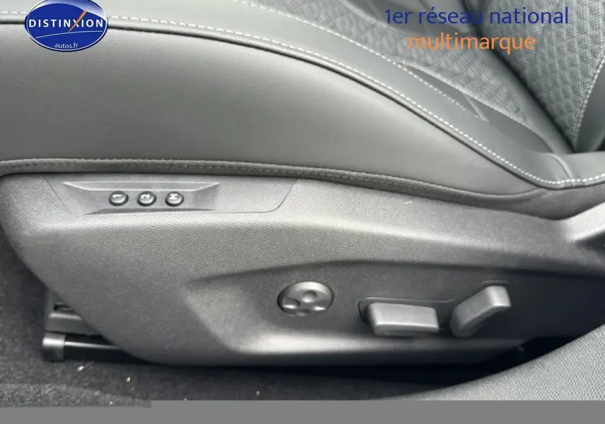 Détail côté gauche du siège avant en cuir gris avec commandes électriques sur DS4 Hybride 145 gris platinium 2024.