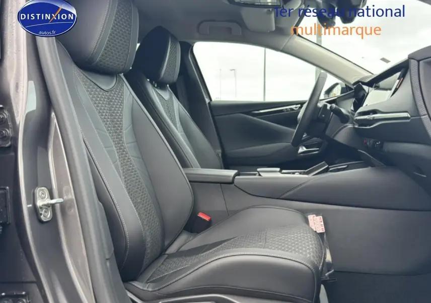 Vue intérieure côté conducteur du DS4 2024 gris platinium, mettant en valeur les sièges en cuir noir et la console centrale moderne.