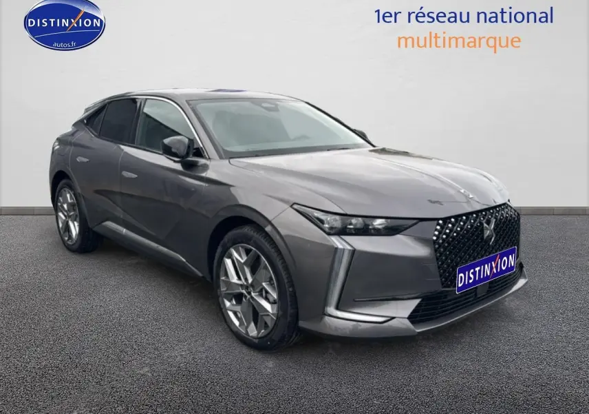 DS4 Hybride gris platinium en 3/4 avant droit, avec calandre noire distinctive et jantes alliage.