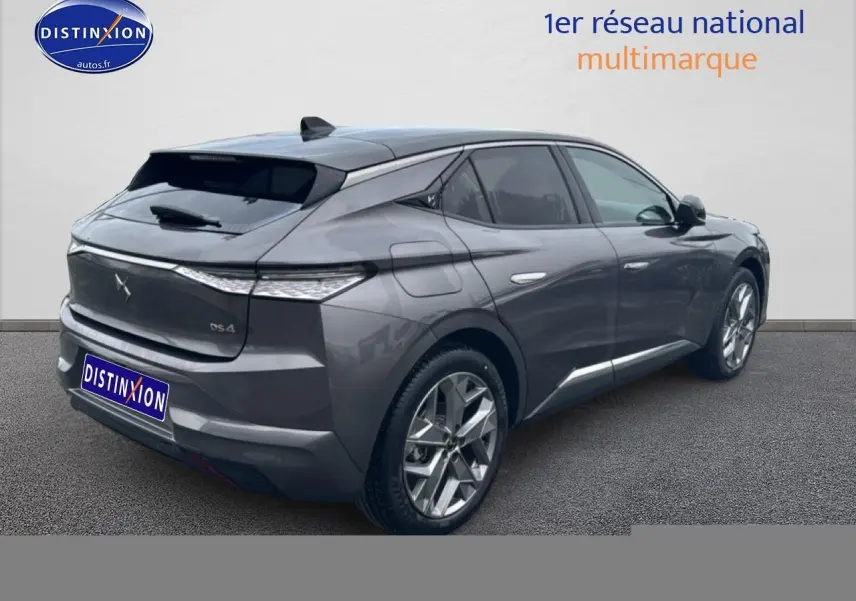 Vue 3/4 arrière droite d'une DS4 2024 gris platinium avec feux arrière LED et jantes alliage distinctives.