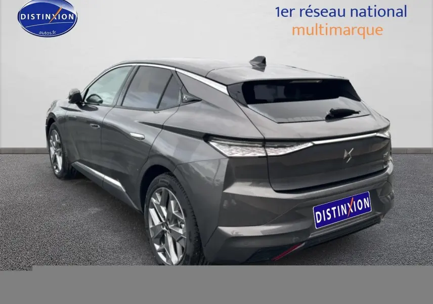 Vue 3/4 arrière droite d'une DS4 gris platinium 2024 avec feux arrière LED et jantes alliage distinctives.