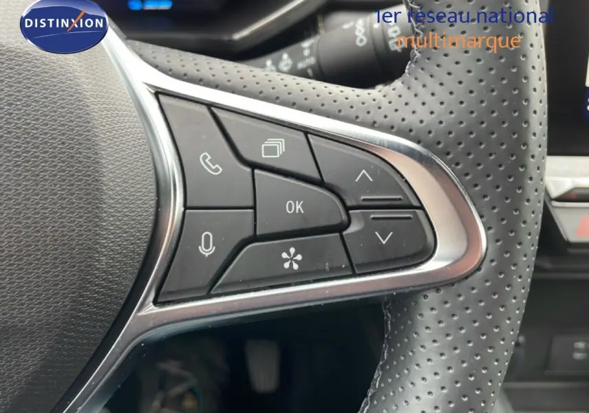 Gros plan sur les commandes multifonctions à droite du volant en cuir perforé noir du Renault Symbioz bleu iron metal.