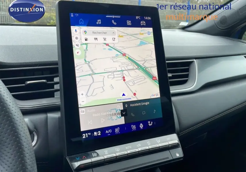 Vue intérieure du tableau de bord de la Renault Symbioz 2025 bleu iron metal, avec grand écran tactile central affichant la navigation.