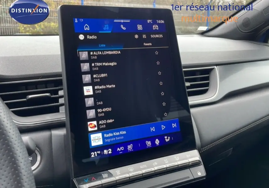 Vue intérieure centrée sur l'écran tactile vertical du tableau de bord du Renault Symbioz bleu Iron Metal, affichant la radio.