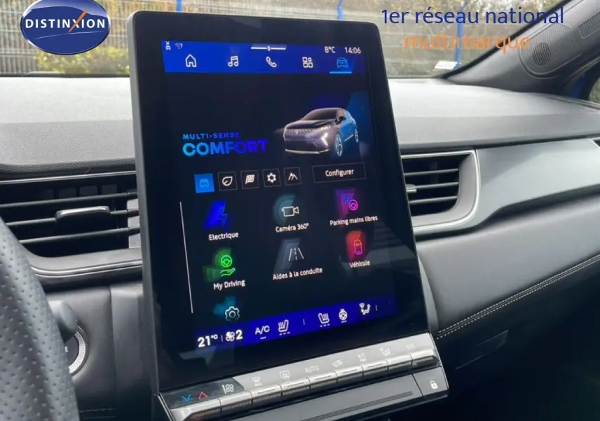 Écran tactile central du tableau de bord du Renault Symbioz bleu iron metal, affichant les options de conduite et confort.