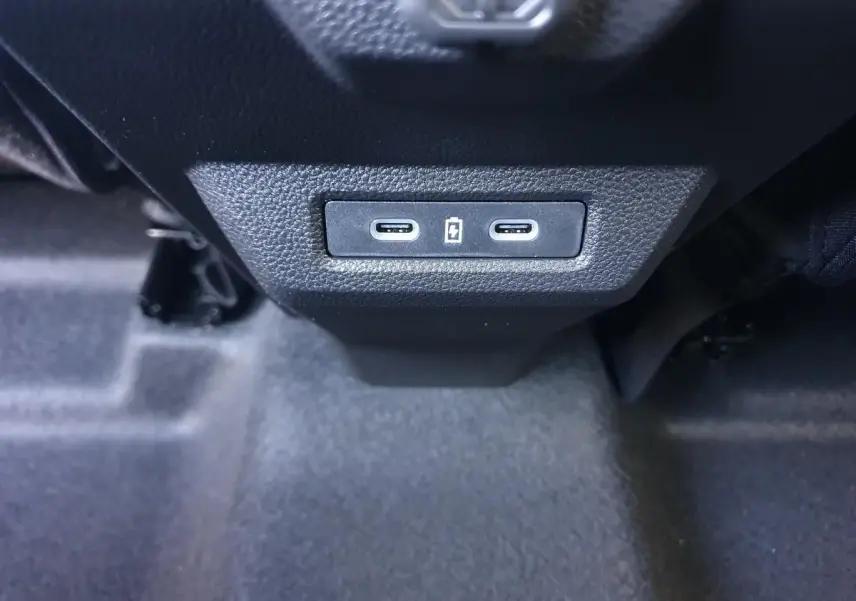 Gros plan sur les deux prises USB type C à l'arrière de la console centrale du Dacia Duster 2026.