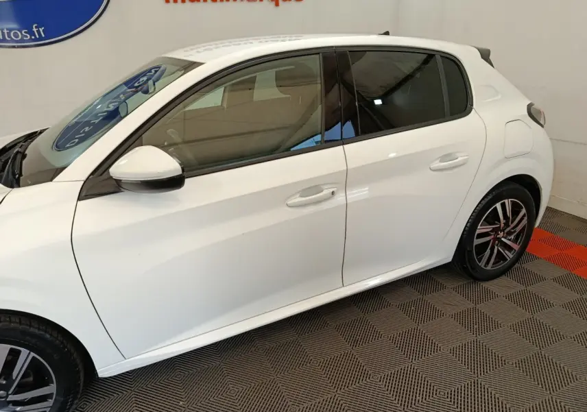 Peugeot 208 blanc vue de profil côté gauche, avec jantes alliage noires et vitres teintées.