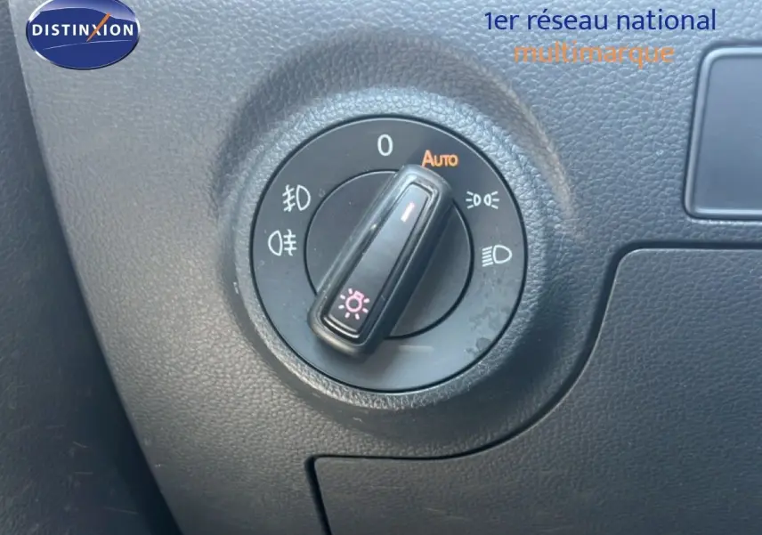Gros plan sur le bouton de commande des phares dans l'habitacle d'une SEAT Arona gris Magnetic Metal.