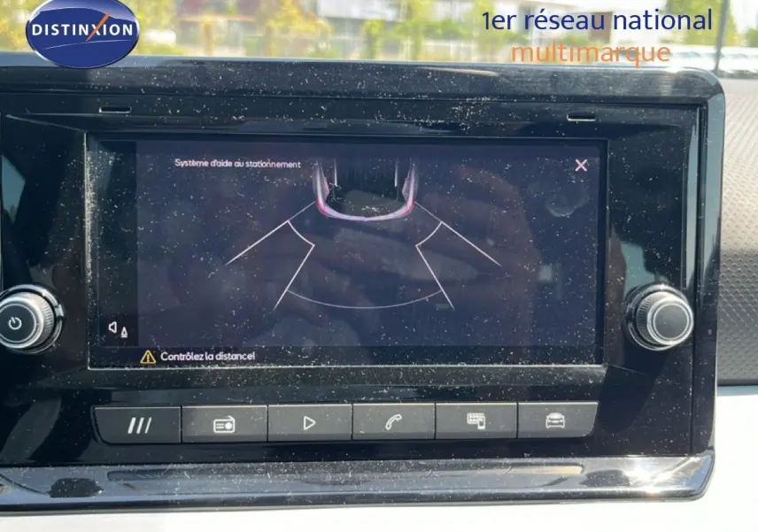 Écran central du système d’aide au stationnement d’un SEAT Arona gris Magnetic avec toit blanc, vue intérieure.