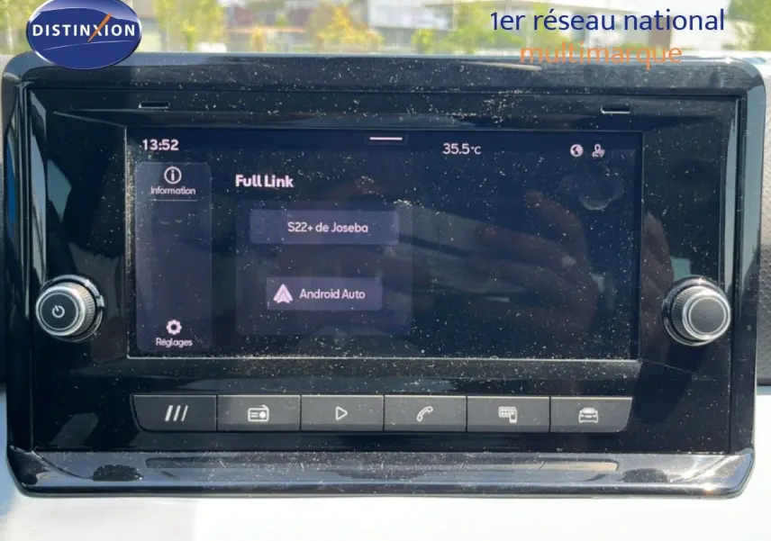 Écran tactile central du tableau de bord du SEAT Arona 2025, affichant la connexion Android Auto.