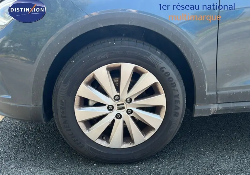 Gros plan sur la roue avant gauche grise d'un SEAT Arona 2025 avec jante alliage et pneu Goodyear.