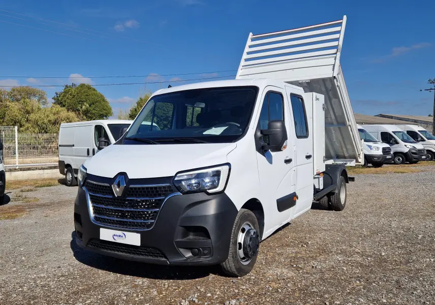 Renault Master Chassis double cabine blanc en 3/4 avant droit avec benne relevée et coffre latéral visible.
