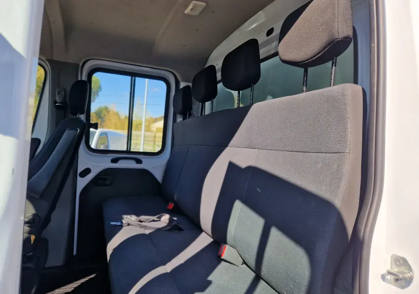 Vue intérieure côté droit montrant la banquette arrière noire du Renault Master Châssis Double Cabine blanc 2022.