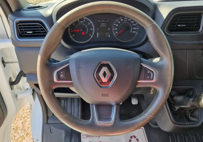 Vue intérieure centrée sur le volant noir du Renault Master Chassis Dble Cab 2022 avec tableau de bord et levier de vitesse manuel.