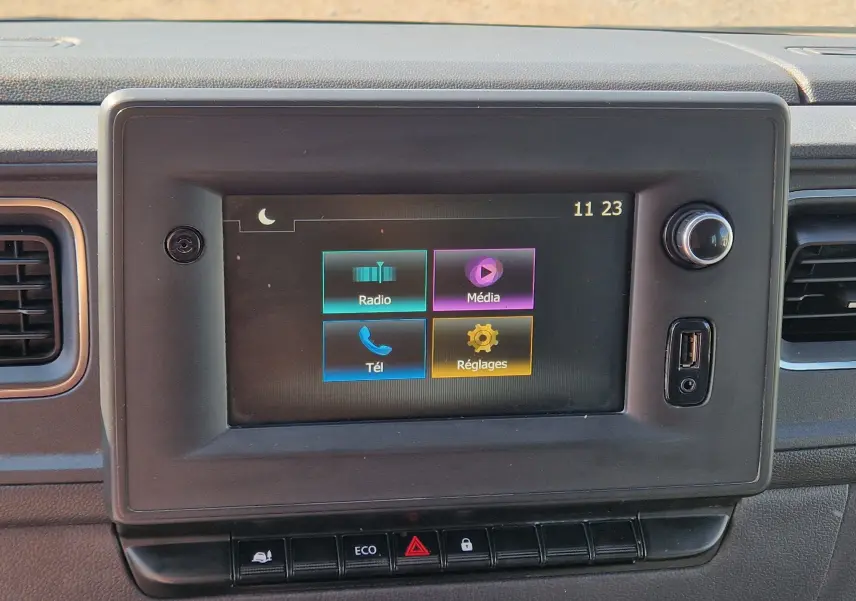 Écran tactile central du Renault Master 2022 affichant les options Radio, Média, Téléphone et Réglages, avec commandes en dessous.