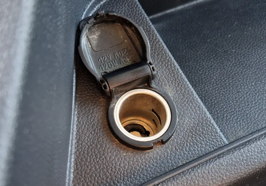 Prise allume-cigare ouverte sur console intérieure noire du Renault Master Châssis Double Cabine blanc de 2022.