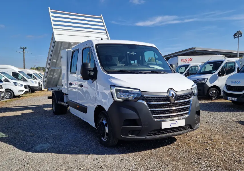 Renault Master Châssis double cabine blanc en 3/4 avant droit avec benne relevée et coffre latéral visible.
