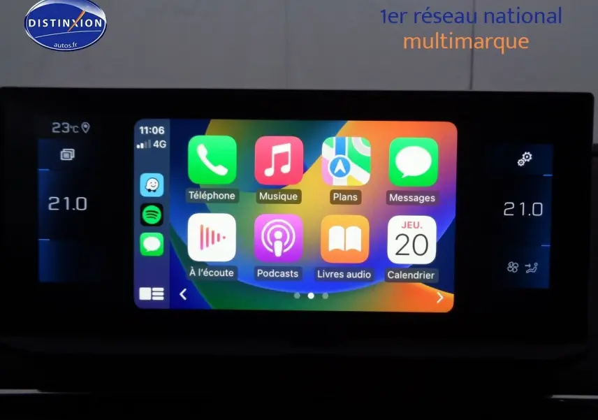 Écran tactile central du tableau de bord du Peugeot 3008 2023 affichant les applications de navigation et communication.