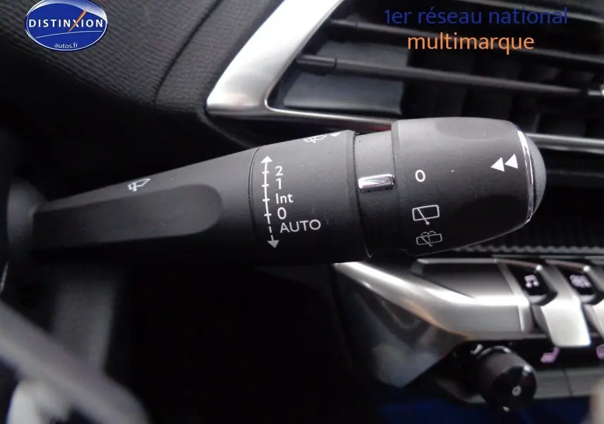 Gros plan sur la commande d'essuie-glace du Peugeot 3008 gris Artense, avec tableau de bord et aérateur en arrière-plan.