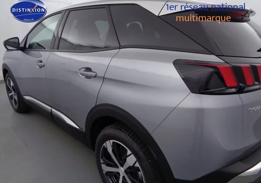 Vue 3/4 arrière droite d'un Peugeot 3008 gris Artense métal avec feux arrière à bandes rouges distinctives.