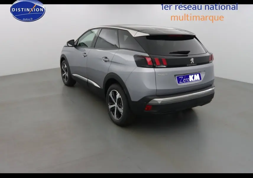 Peugeot 3008 gris Artense métal vue 3/4 arrière droit dans un studio neutre, avec feux arrière distinctifs à griffes rouges.