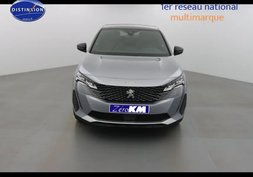 Vue frontale d'un Peugeot 3008 gris Artense métal 2023 avec calandre noire et phares LED distinctifs.