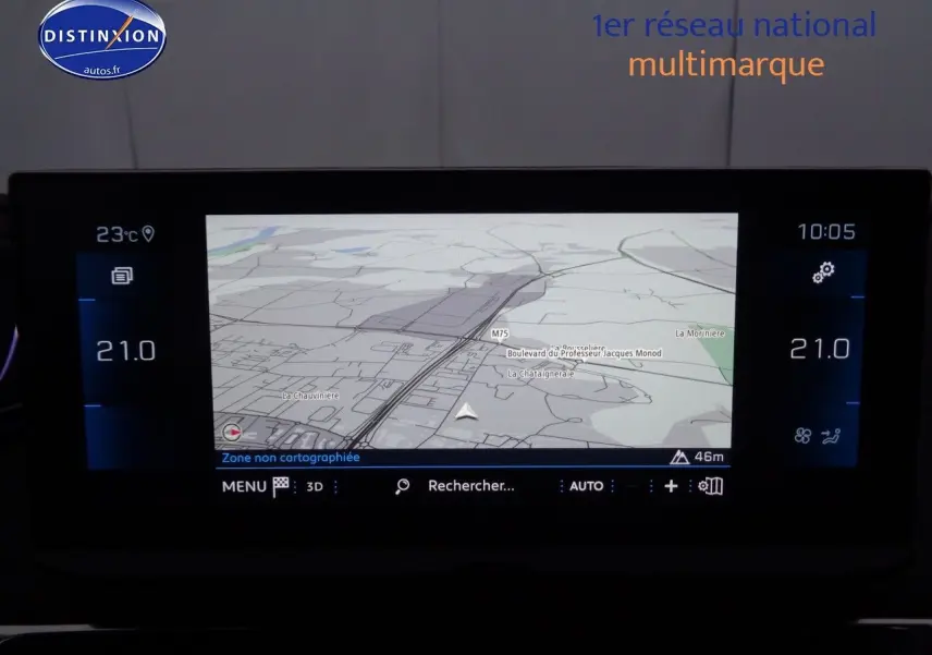 Écran tactile central du Peugeot 3008 gris Artense, affichant la navigation et la climatisation à 21°C.