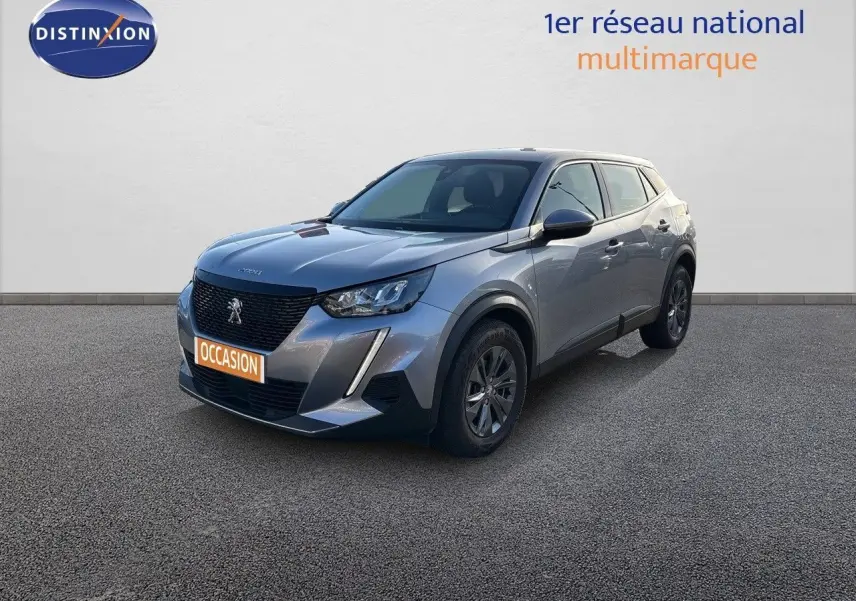 Peugeot 2008 gris Artense en 3/4 avant droit, mettant en valeur ses phares LED et sa calandre noire distinctive.