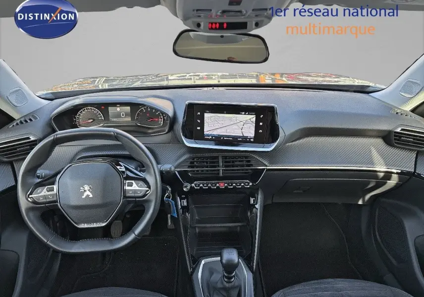 Intérieur de la Peugeot 2008 1.2 PureTech 130 Active 2021, tableau de bord moderne avec écran tactile et volant compact noir.